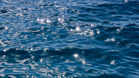 波光粼粼的水面图片