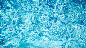 波光粼粼的水面图片