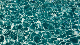 波光粼粼的水面图片