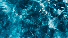 波光粼粼的水面图片