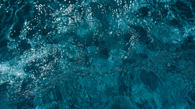 波光粼粼的水面图片