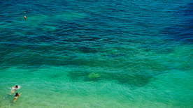 波光粼粼的水面图片