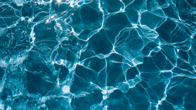 波光粼粼的水面图片