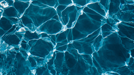 波光粼粼的水面图片