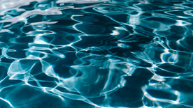 波光粼粼的水面图片