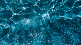 波光粼粼的水面图片