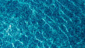 波光粼粼的水面图片