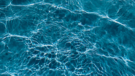 波光粼粼的水面图片