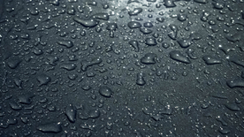 玻璃上的水滴图片