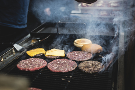 烤架上的牛肉烧烤摄影图