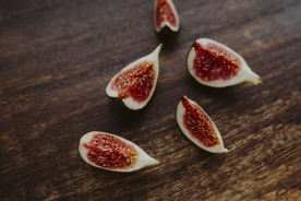 在一张桌子上的新鲜有机无花果