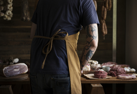 厨师准备不同类型的肉类食品摄影