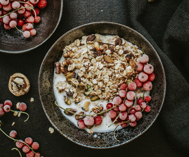 格兰诺拉麦片配豆浆和红醋栗