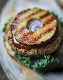 基于植物的汉堡，上面放炸菠萝