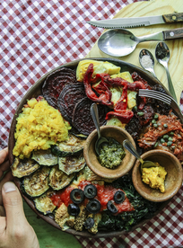 烧烤蔬菜沙拉盘