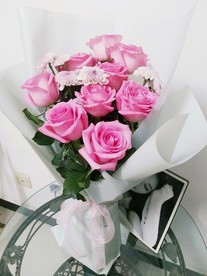 实拍粉色玫瑰花束