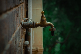 水龙头水管图片