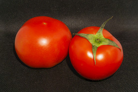 两个红彤彤的大番茄