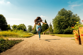 跳起的快乐女孩