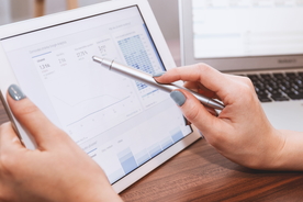 商务人士分析数据