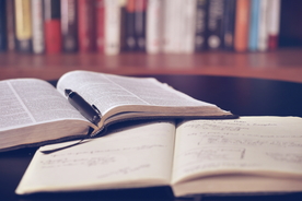 阅读看书翻书图片