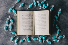 阅读看书翻书图片