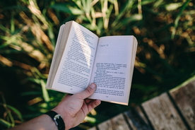 阅读看书翻书图片