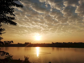 江滨河边的早晨