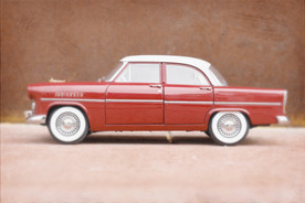 红色高档车模玩具