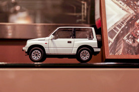 白色高档车模玩具