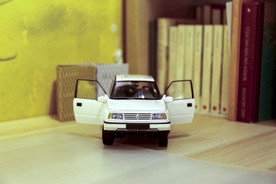 白色高档车模玩具