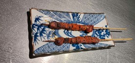 烤制金黄的羊肉串