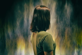 穿着绿色衬衫女人