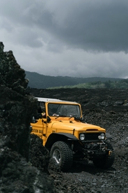 越野车吉普悬碎石崖背景素材