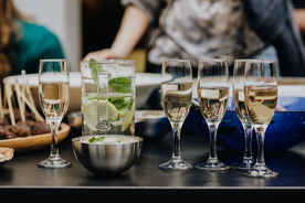 香槟酒水高脚杯图片