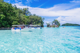 碧水蓝天高清摄影图