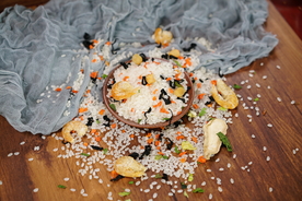 虾仁干贝蔬菜海鲜粥米摄影照片