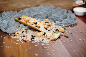 虾仁干贝蔬菜海鲜粥米摄影照片