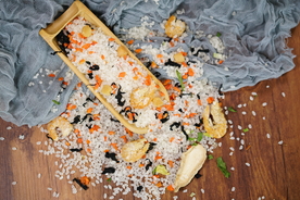 虾仁干贝蔬菜海鲜粥米摄影照片