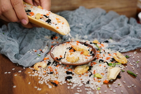 虾仁干贝蔬菜海鲜粥米摄影照片