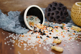 虾仁干贝蔬菜海鲜粥米摄影照片