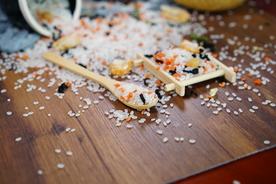 虾仁干贝蔬菜海鲜粥米摄影照片