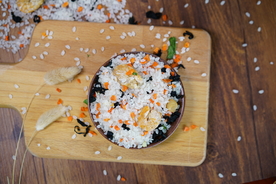 虾仁干贝蔬菜海鲜粥米摄影照片