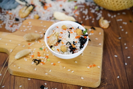 虾仁干贝蔬菜海鲜粥米摄影照片