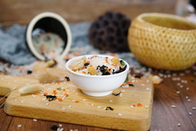 虾仁干贝蔬菜海鲜粥米摄影照片