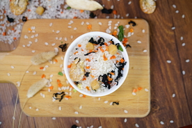 虾仁干贝蔬菜海鲜粥米摄影照片