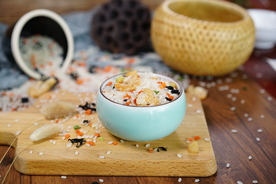 虾仁干贝蔬菜海鲜粥米摄影照片