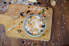 虾仁干贝蔬菜海鲜粥米摄影照片