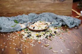 银鱼虾皮蔬菜海鲜粥米摄影照片