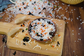 银鱼虾皮蔬菜海鲜粥米摄影照片